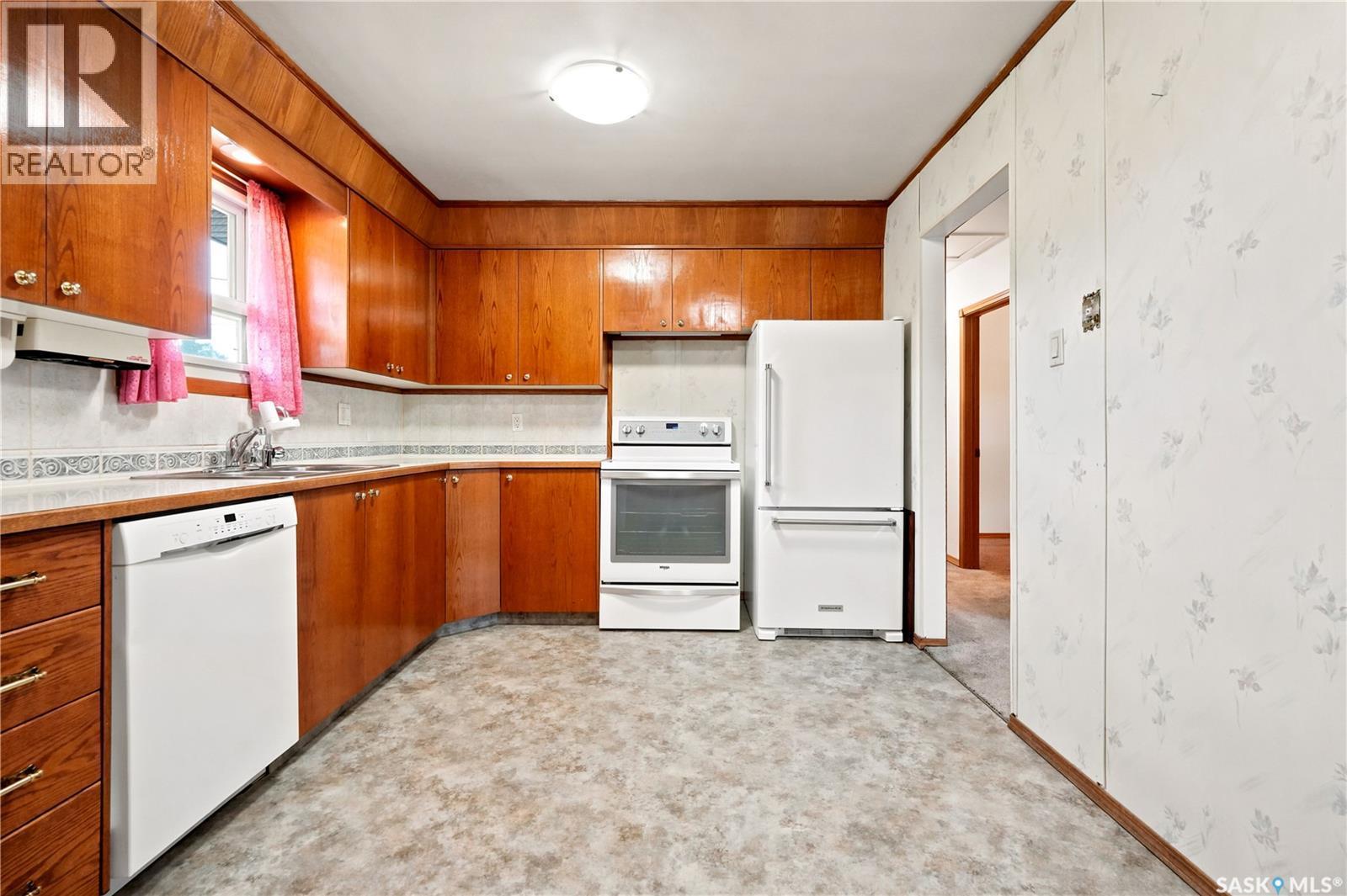 3326 4Th Avenue N, Regina, SK - Indoor Photo Showing Kitchen