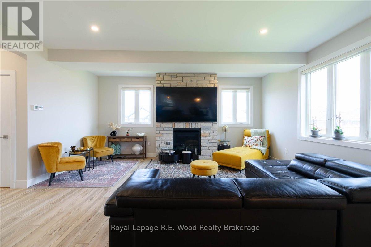 72 Trailview Drive E, Tillsonburg, ON - Indoor Photo Showing Living Room With Fireplace