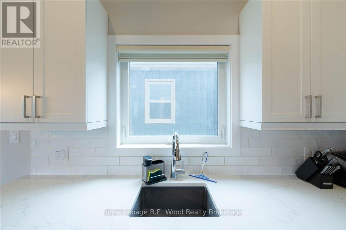 72 Trailview Drive E, Tillsonburg, ON - Indoor Photo Showing Kitchen