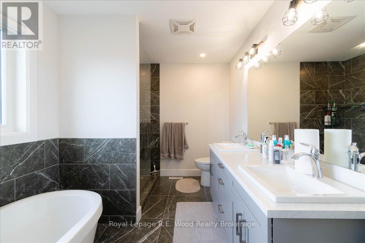 72 Trailview Drive E, Tillsonburg, ON - Indoor Photo Showing Bathroom