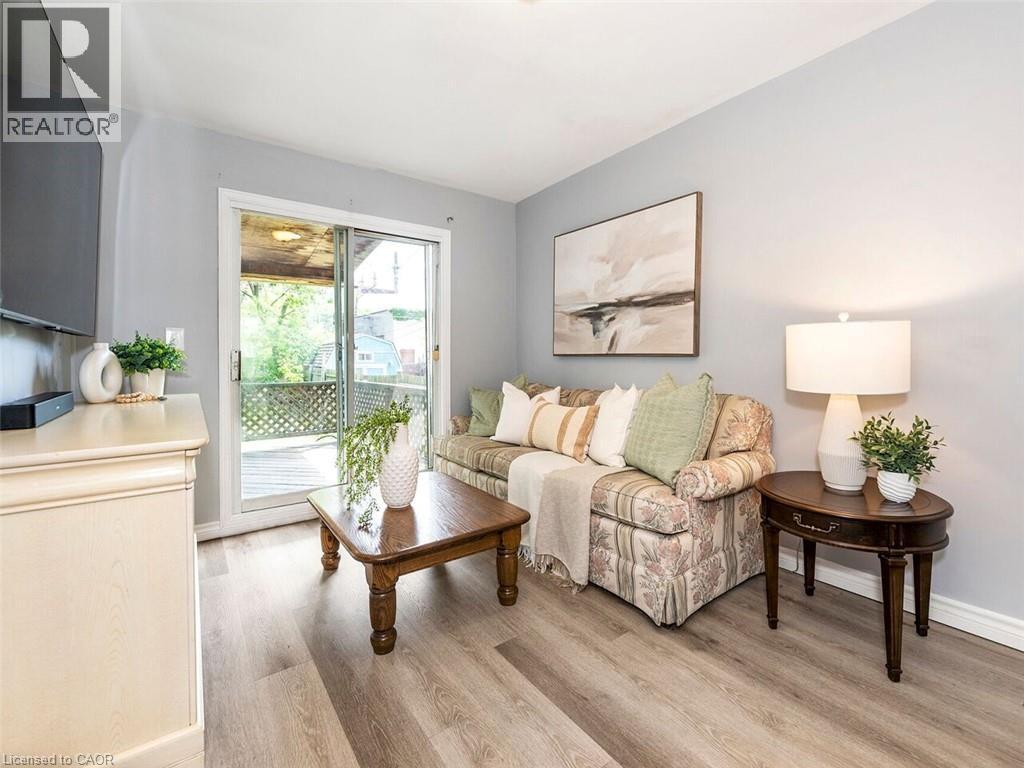 52 Stapleton Avenue N, Hamilton, ON