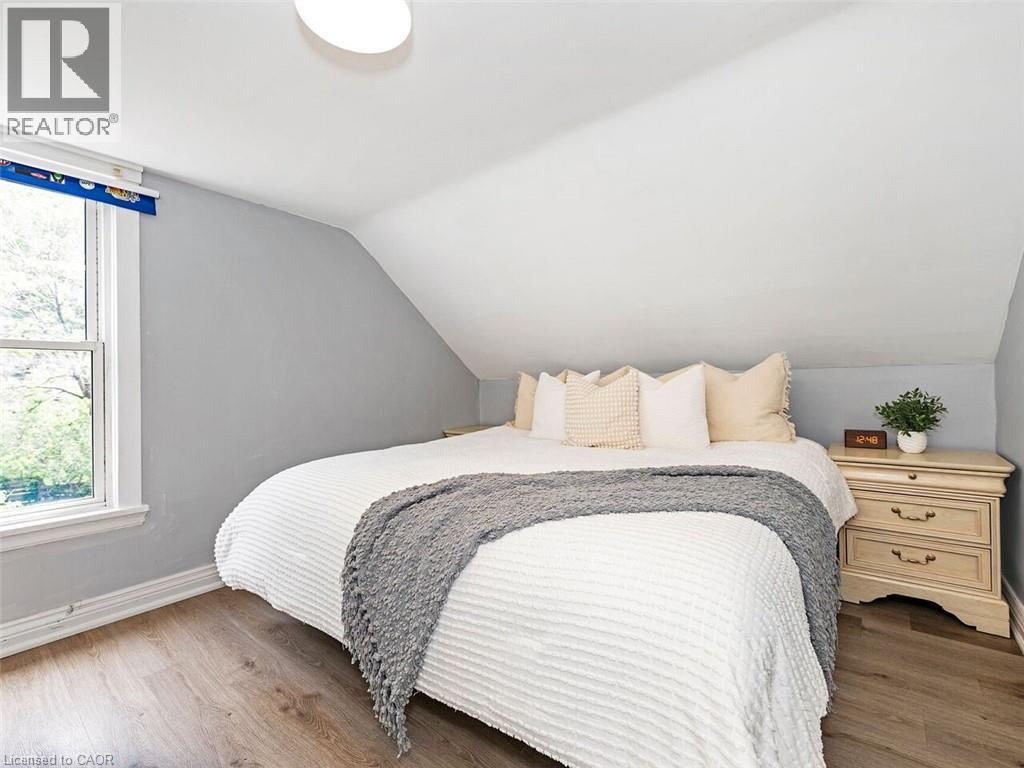 52 Stapleton Avenue N, Hamilton, ON