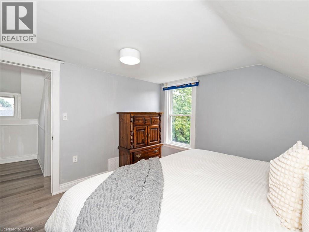 52 Stapleton Avenue N, Hamilton, ON