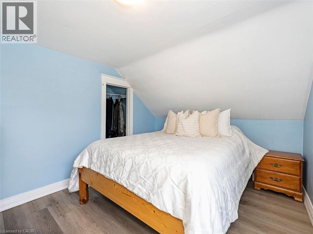 52 Stapleton Avenue N, Hamilton, ON