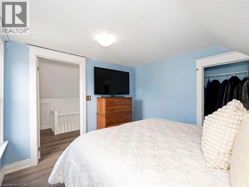 52 Stapleton Avenue N, Hamilton, ON