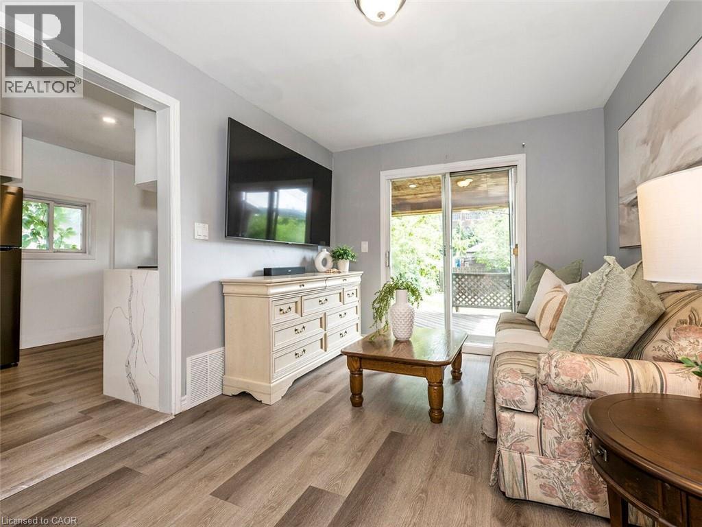 52 Stapleton Avenue N, Hamilton, ON