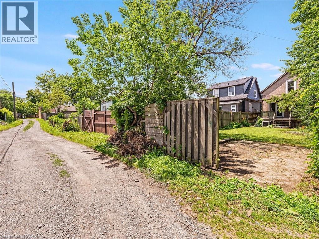 52 Stapleton Avenue N, Hamilton, ON