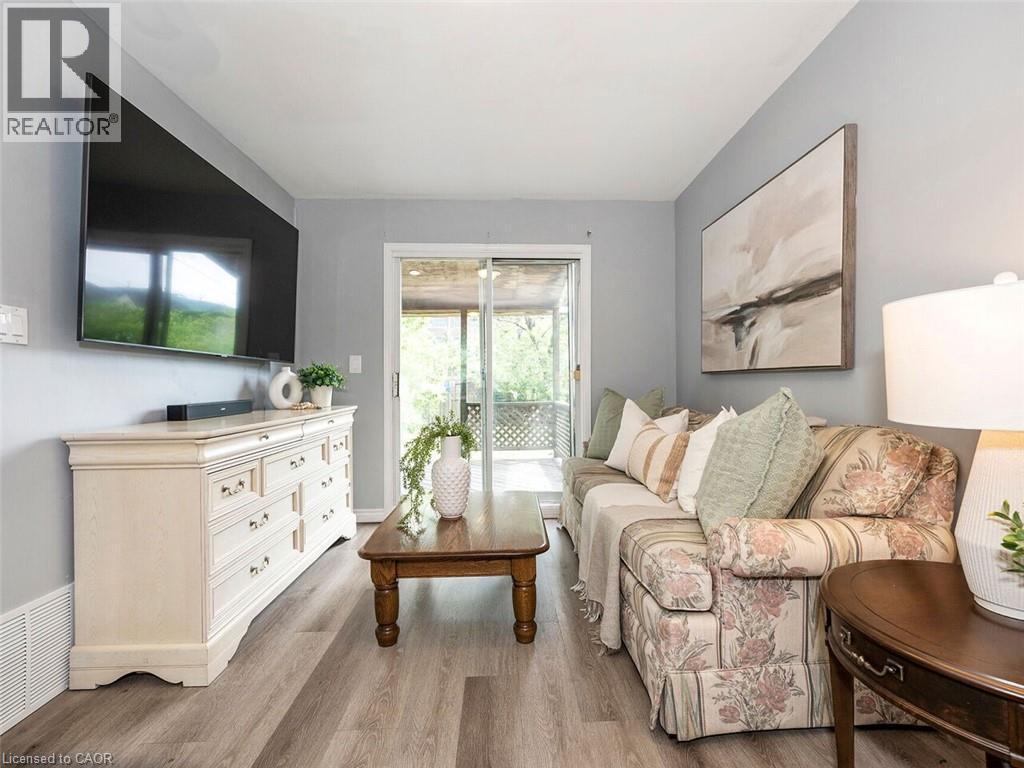52 Stapleton Avenue N, Hamilton, ON