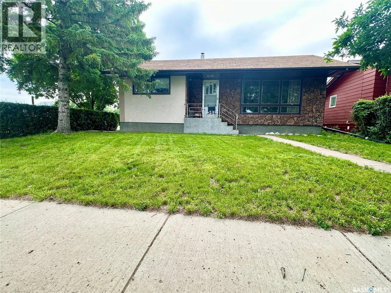 542 Elizabeth Street, Weyburn, SK