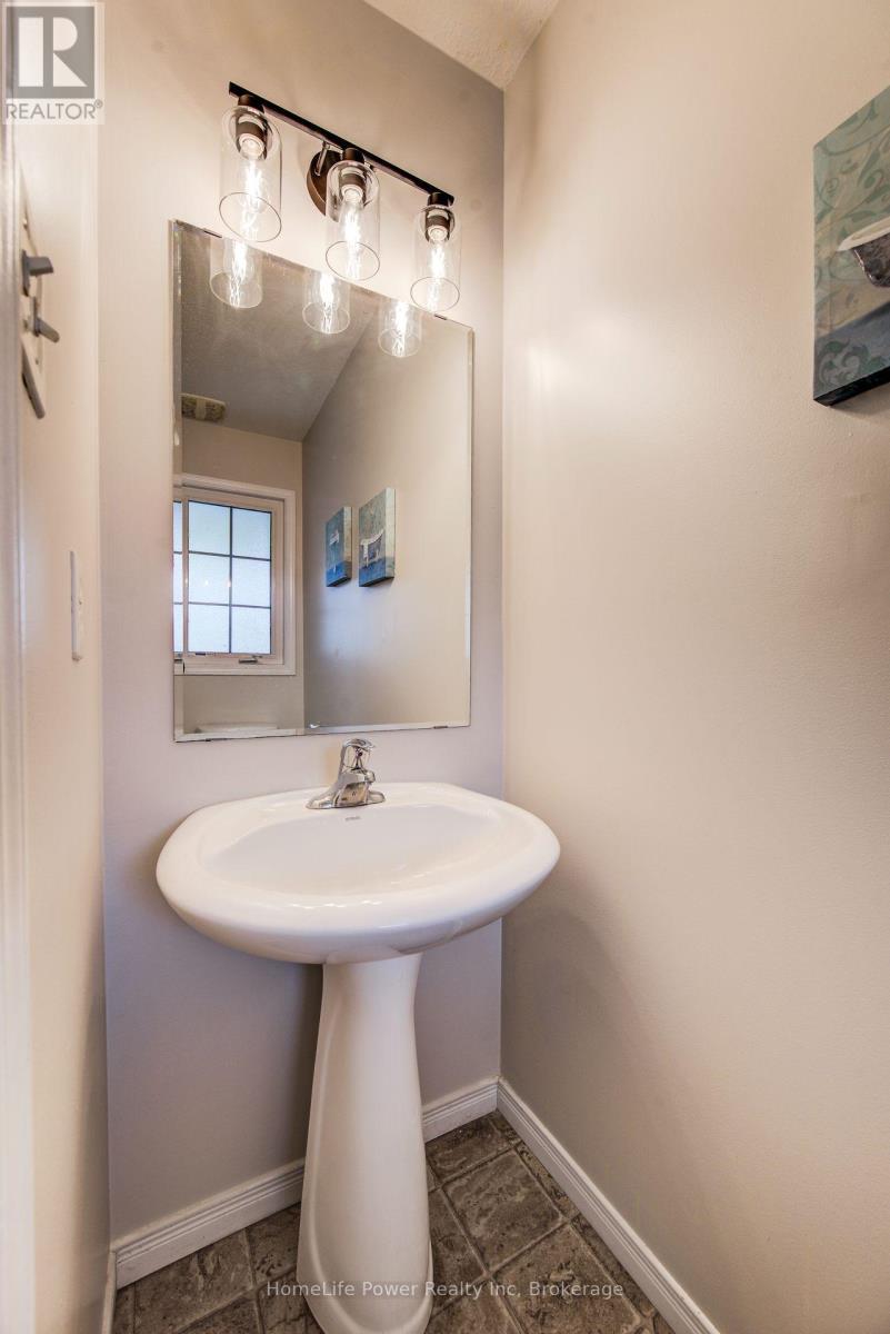 208 Featherstone Crescent, Kitchener, ON