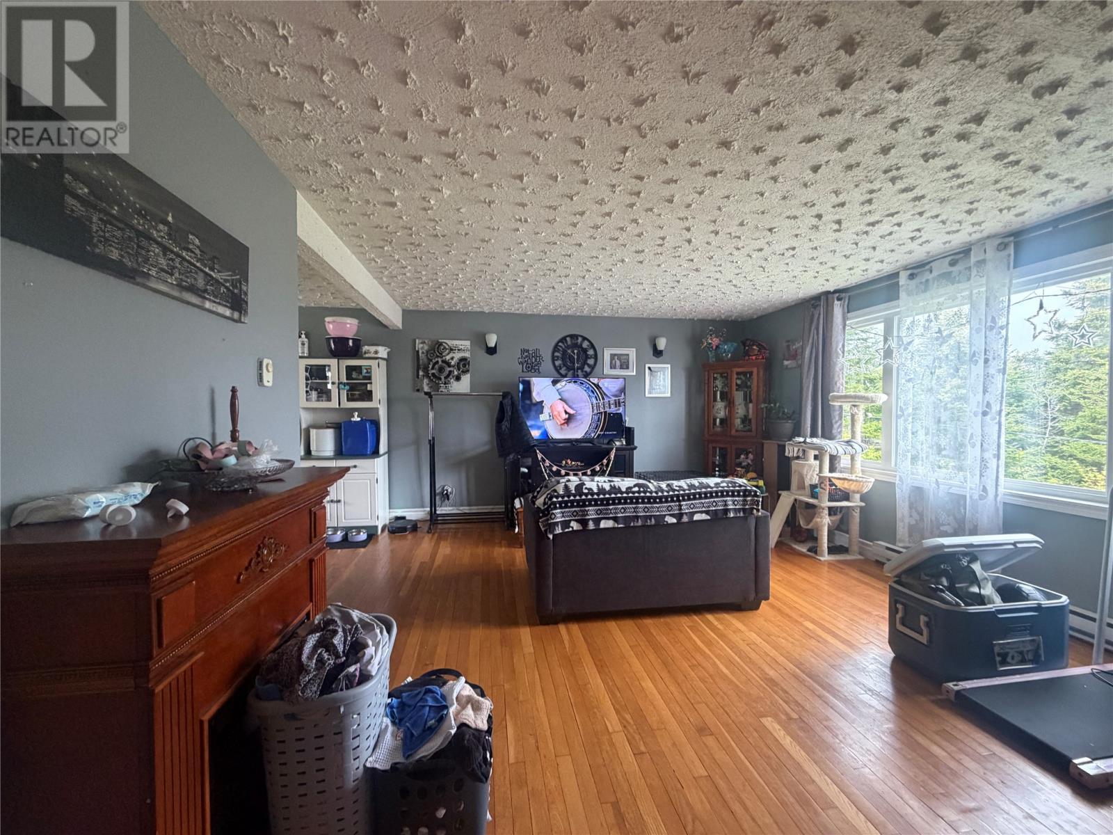 231-233 Creston Boulevard, Creston, NL - Indoor