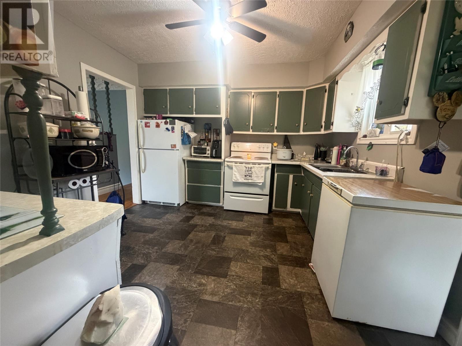 231-233 Creston Boulevard, Creston, NL - Indoor Photo Showing Kitchen With Double Sink