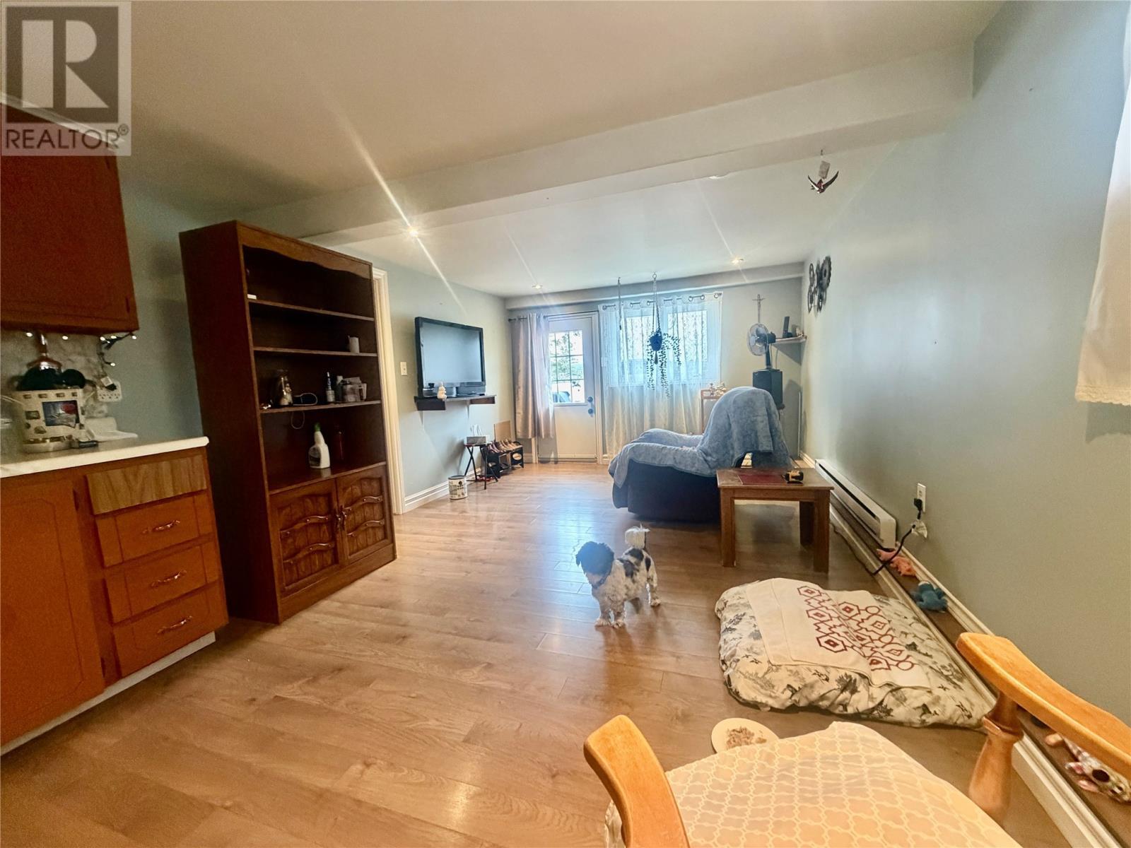 bachelor pad space. - 231-233 Creston Boulevard, Creston, NL - Indoor