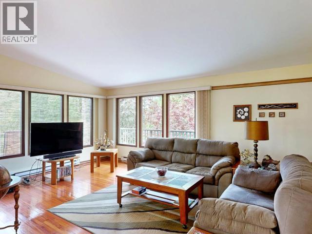 9573 Larson Road, Powell River, BC - Indoor Photo Showing Living Room
