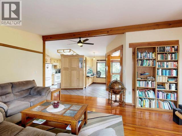 9573 Larson Road, Powell River, BC - Indoor Photo Showing Living Room