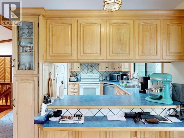 9573 Larson Road, Powell River, BC - Indoor Photo Showing Kitchen