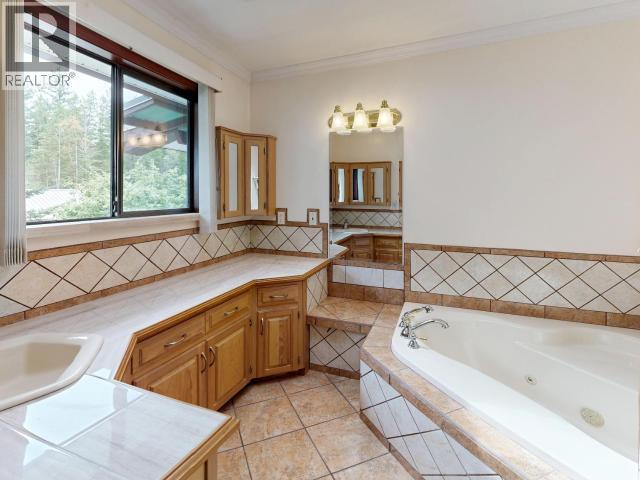 9573 Larson Road, Powell River, BC - Indoor Photo Showing Bathroom