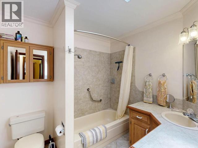 9573 Larson Road, Powell River, BC - Indoor Photo Showing Bathroom