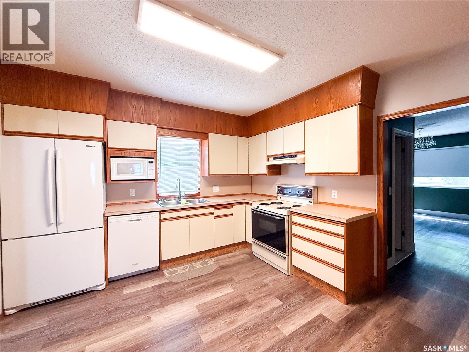 430 3Rd Street E, Shaunavon, SK - Indoor Photo Showing Kitchen With Double Sink