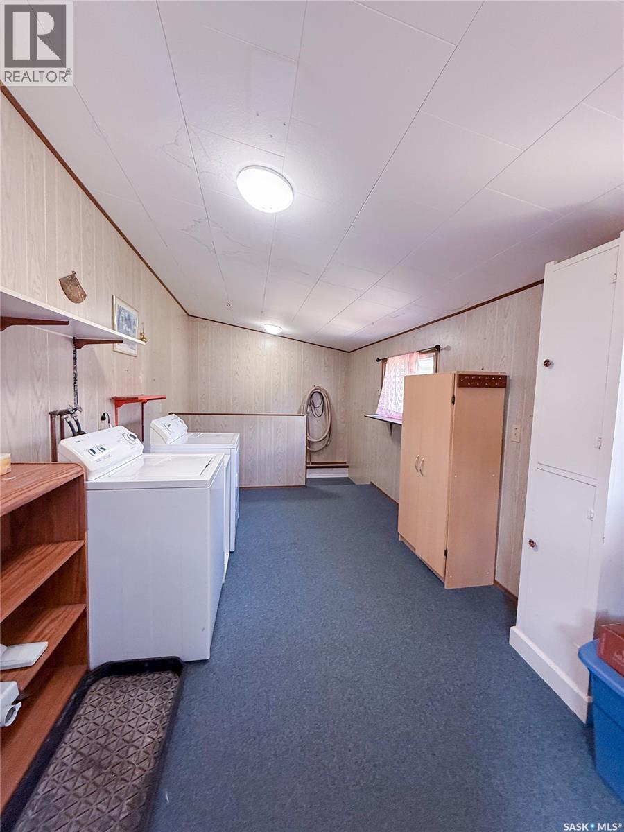 430 3Rd Street E, Shaunavon, SK - Indoor Photo Showing Laundry Room