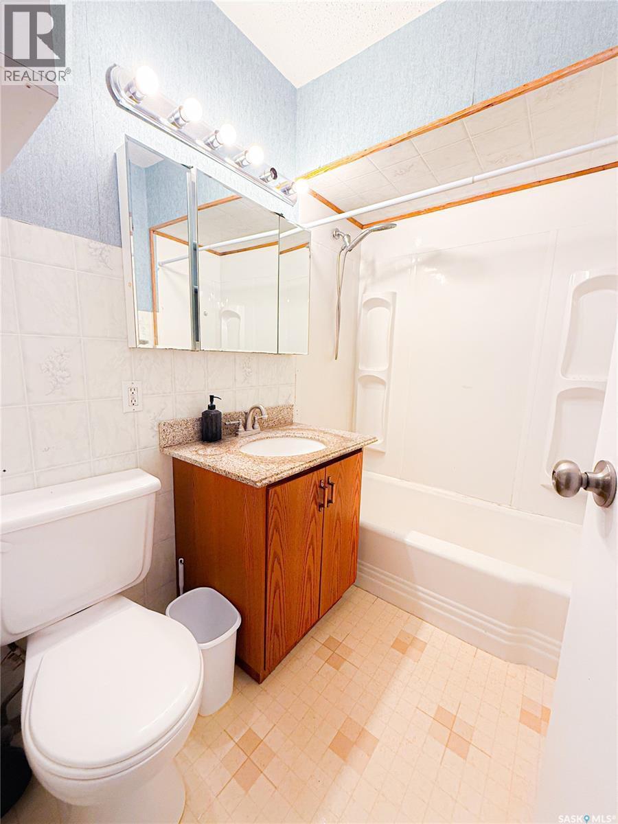 430 3Rd Street E, Shaunavon, SK - Indoor Photo Showing Bathroom