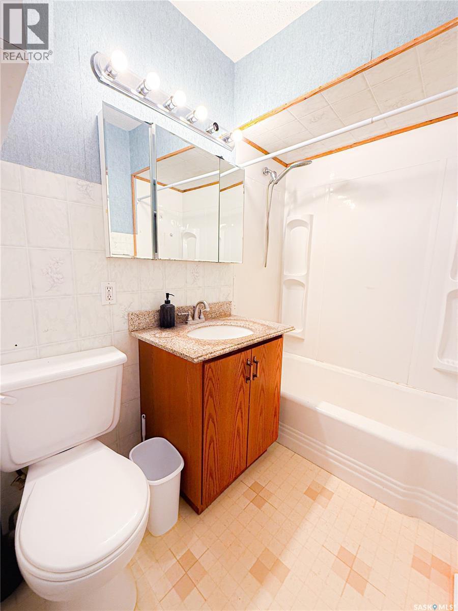 430 3Rd Street E, Shaunavon, SK - Indoor Photo Showing Bathroom