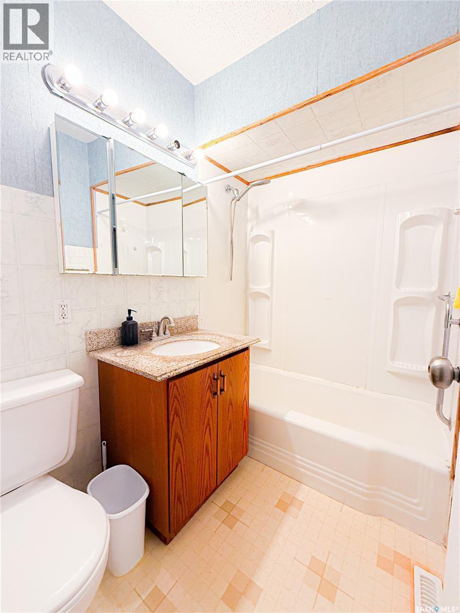 430 3Rd Street E, Shaunavon, SK - Indoor Photo Showing Bathroom