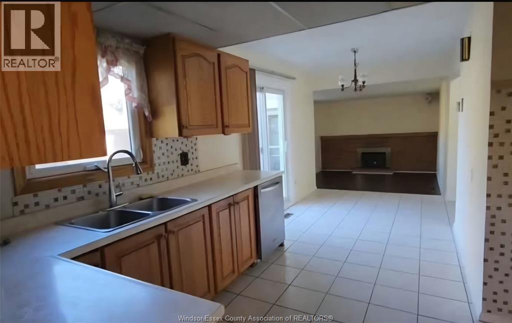 2722 Sierra Drive, Windsor, ON - Indoor Photo Showing Kitchen With Double Sink