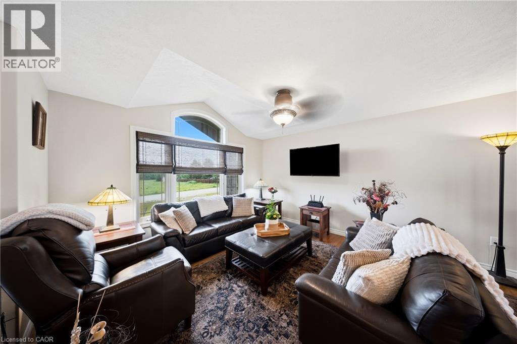 206 Meredith Way, Grey, ON - Indoor Photo Showing Living Room
