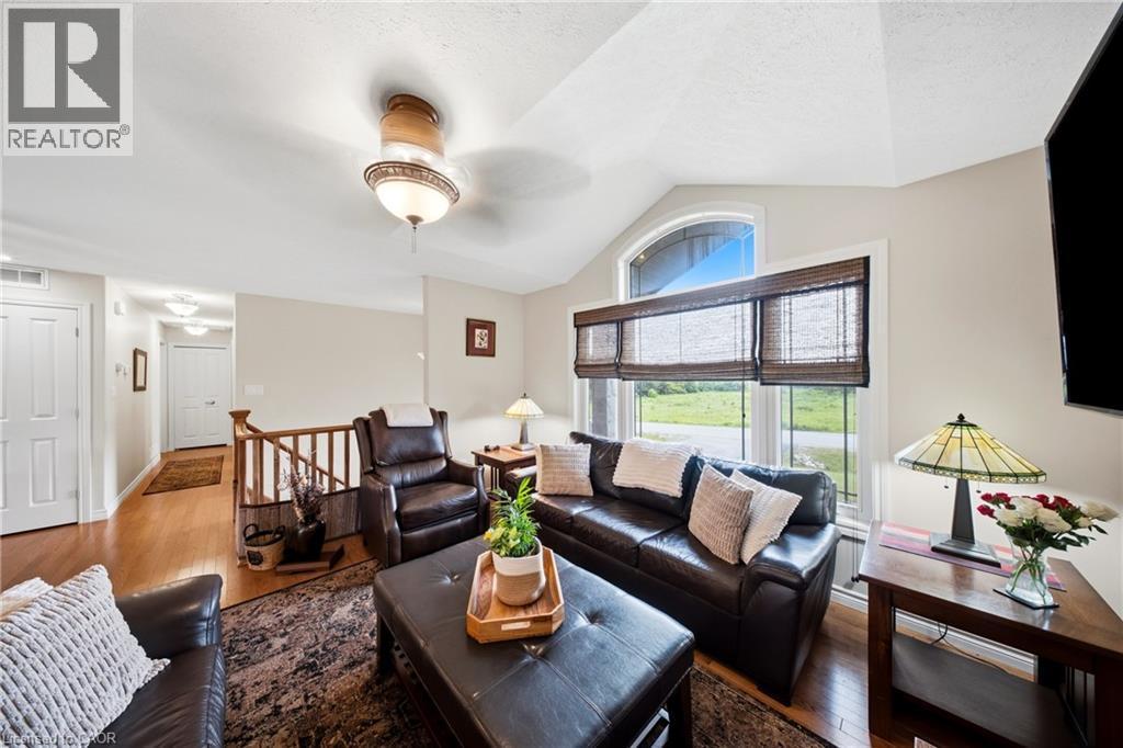 206 Meredith Way, Grey, ON - Indoor Photo Showing Living Room