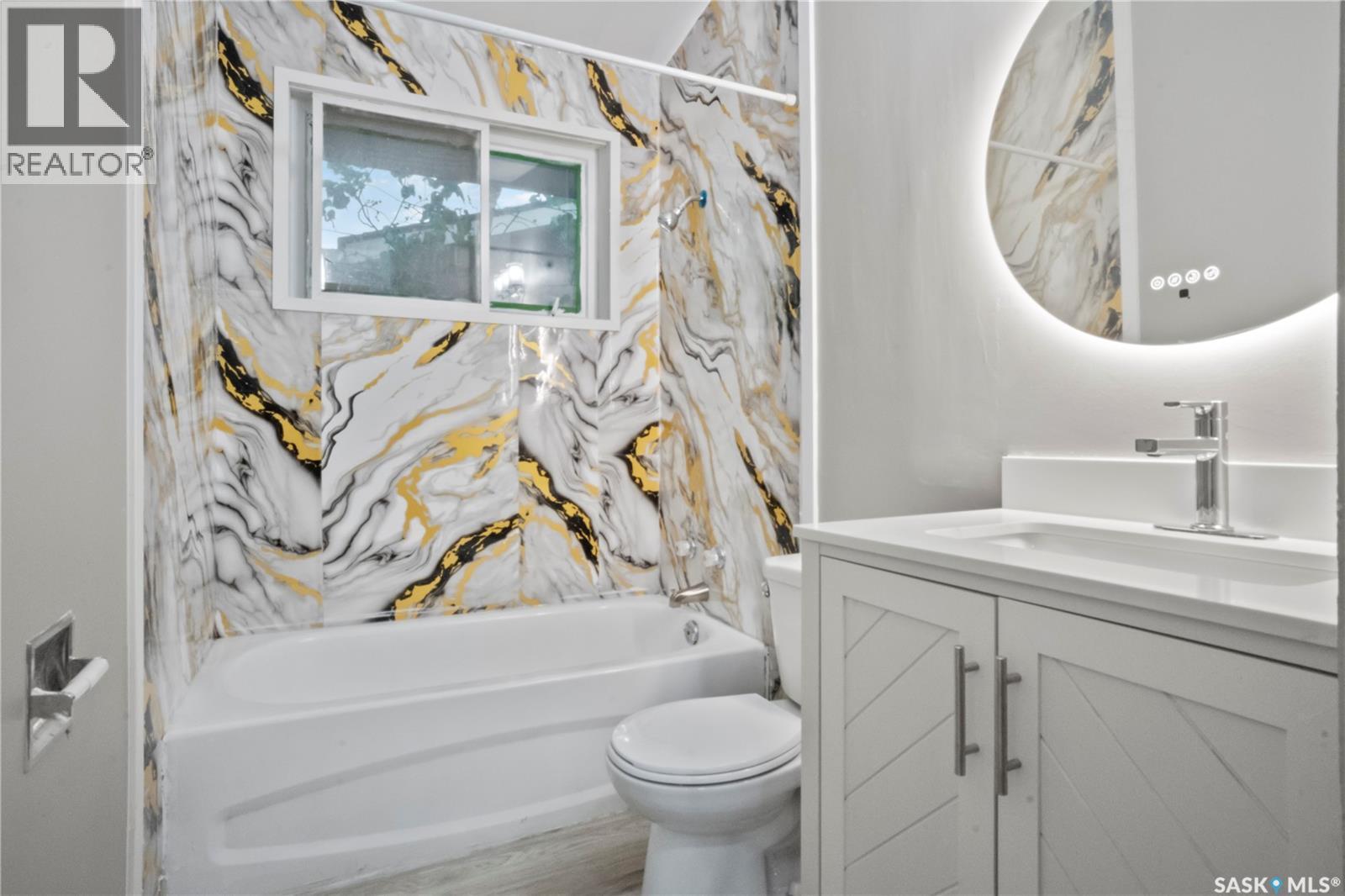 2905 Grant Road, Regina, SK - Indoor Photo Showing Bathroom