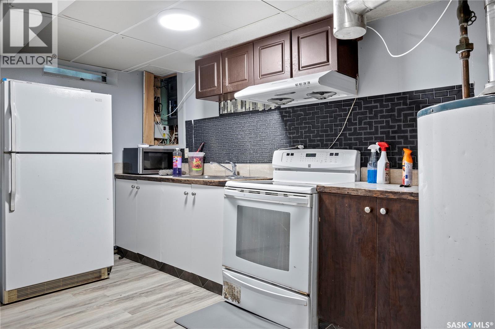 2905 Grant Road, Regina, SK - Indoor Photo Showing Kitchen