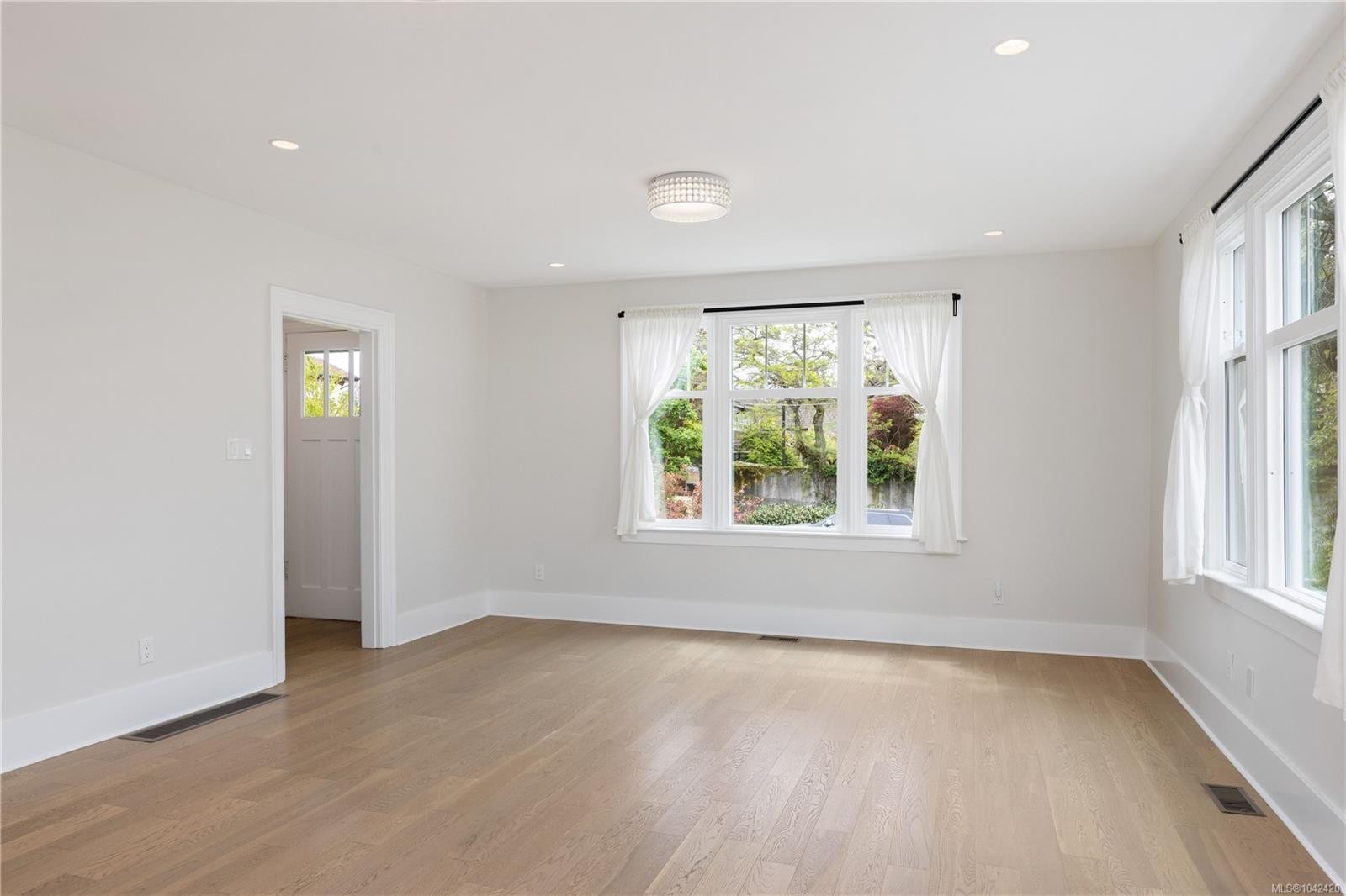 2052 Carrick St, Oak Bay, BC