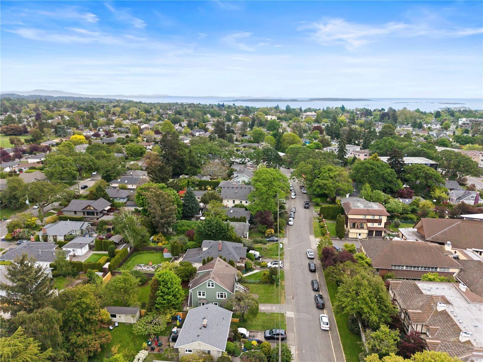 2052 Carrick St, Oak Bay, BC