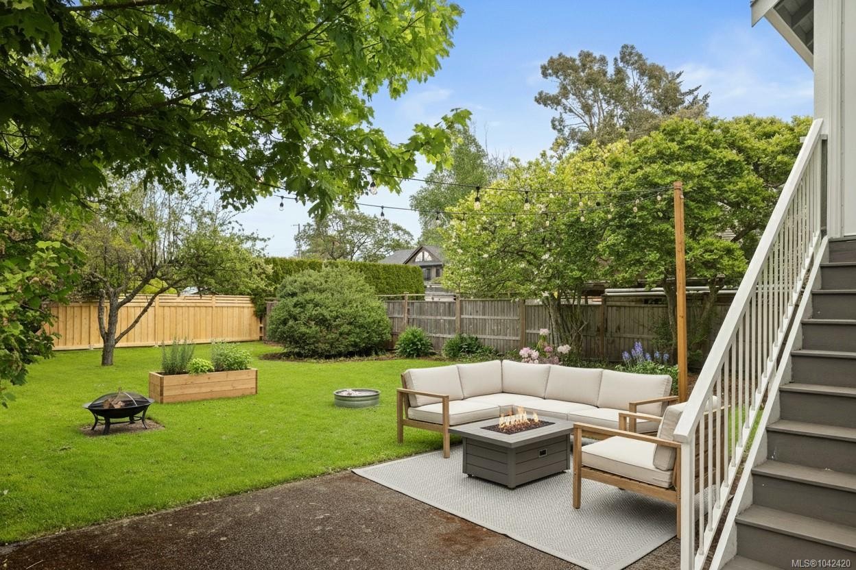 2052 Carrick St, Oak Bay, BC