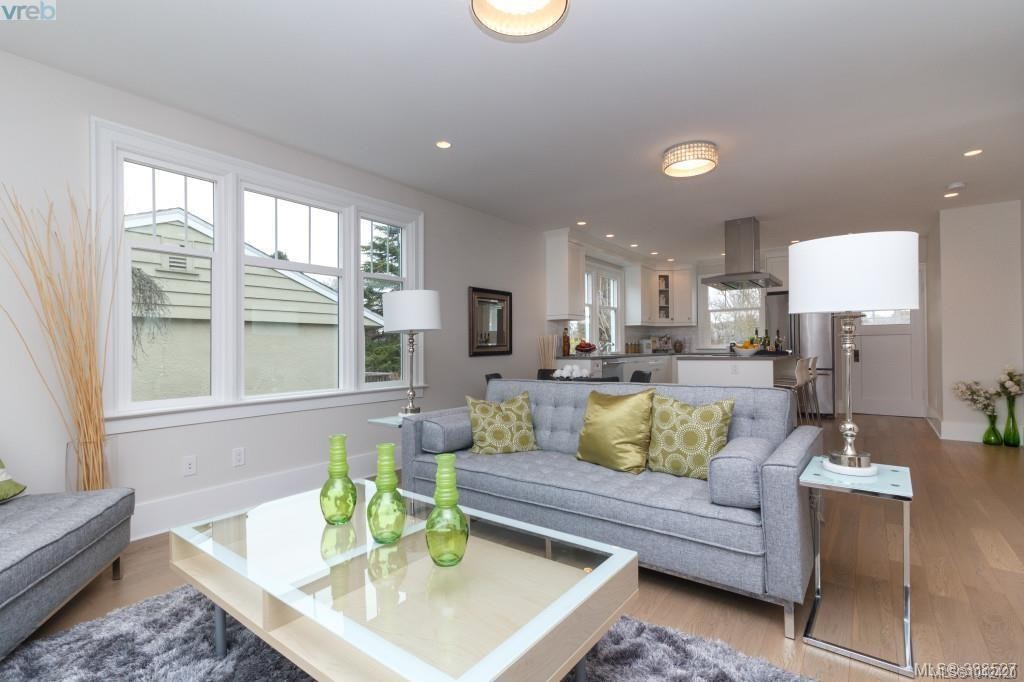 2052 Carrick St, Oak Bay, BC