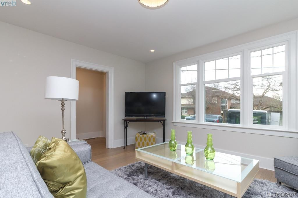 2052 Carrick St, Oak Bay, BC