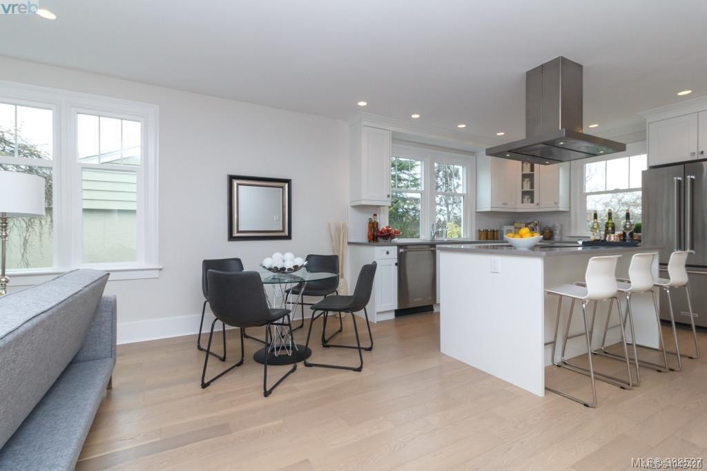 2052 Carrick St, Oak Bay, BC