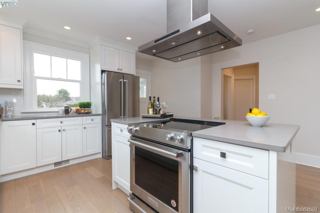 2052 Carrick St, Oak Bay, BC