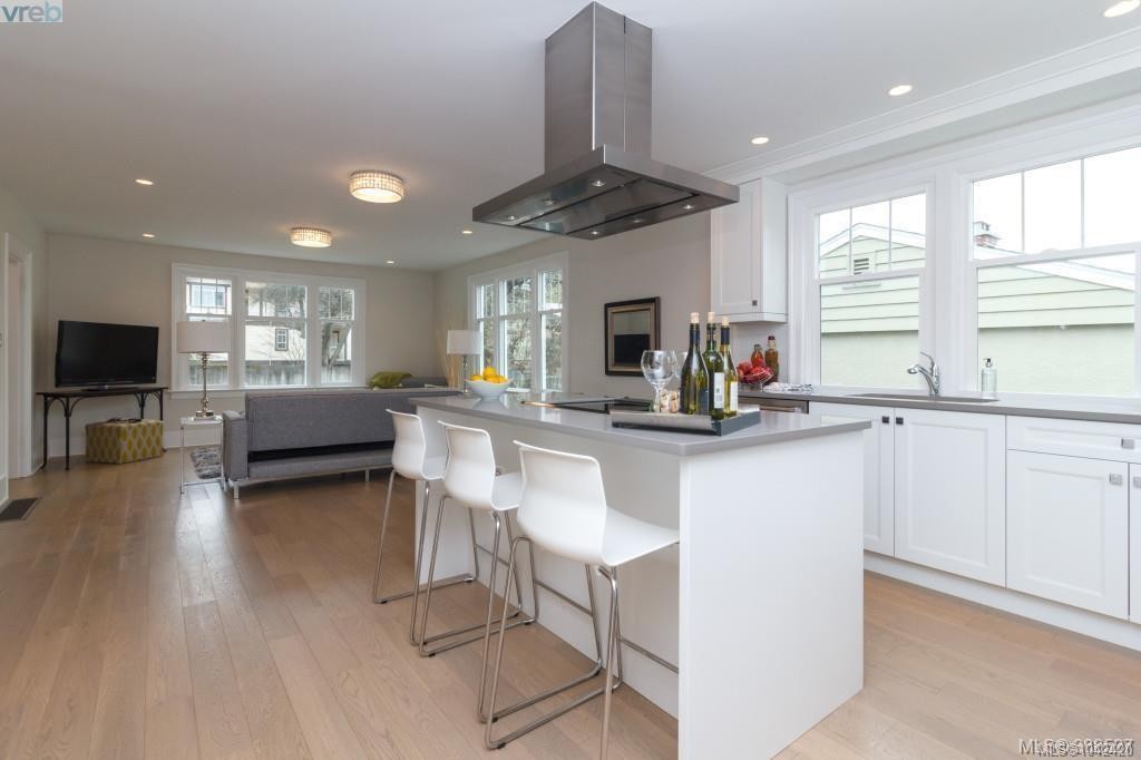 2052 Carrick St, Oak Bay, BC