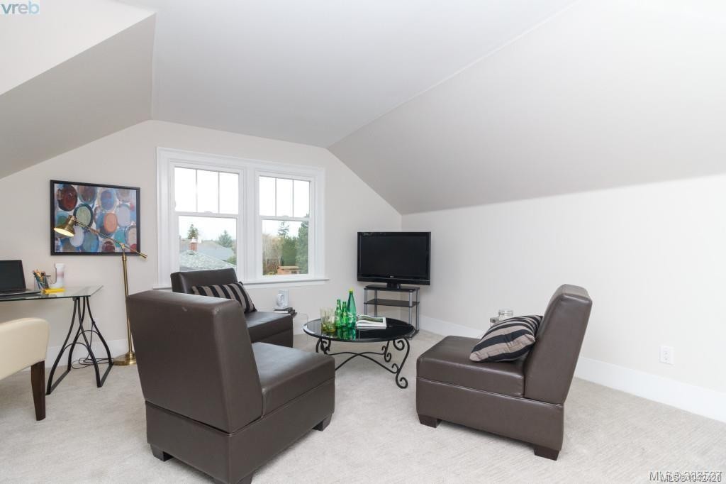 2052 Carrick St, Oak Bay, BC