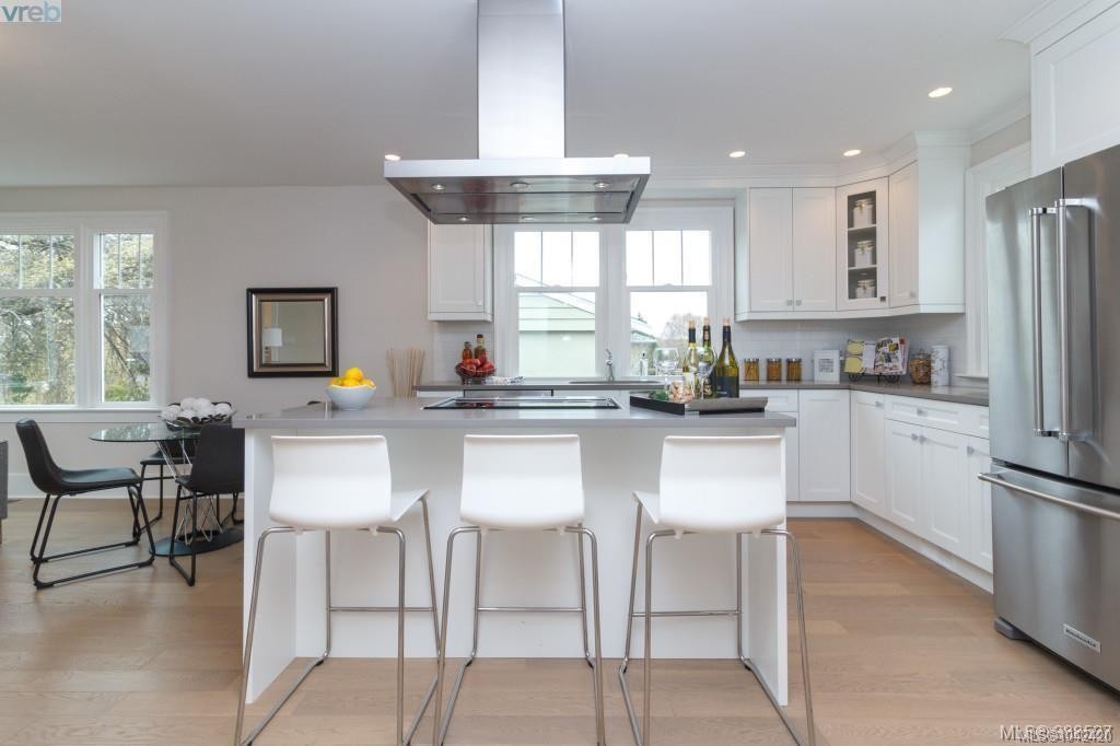2052 Carrick St, Oak Bay, BC