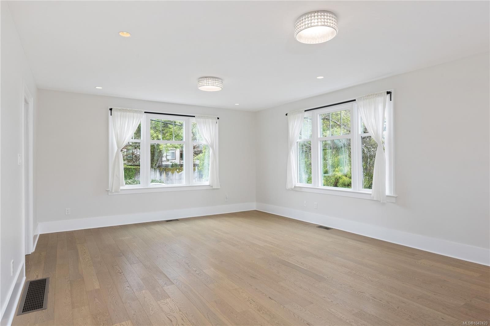 2052 Carrick St, Oak Bay, BC