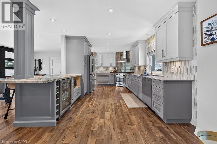 26 Freeland Court, Hamilton, ON - Indoor Photo Showing Kitchen With Upgraded Kitchen