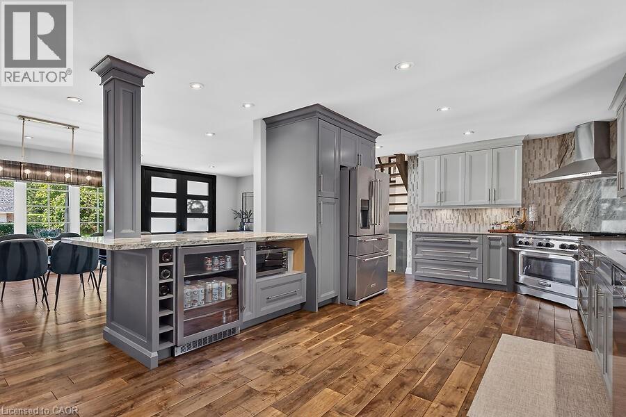 26 Freeland Court, Hamilton, ON - Indoor Photo Showing Kitchen With Upgraded Kitchen