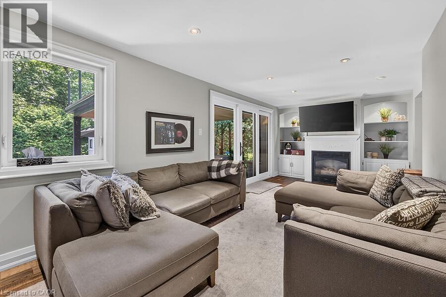 26 Freeland Court, Hamilton, ON - Indoor Photo Showing Living Room With Fireplace