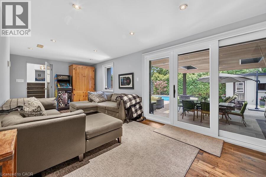 26 Freeland Court, Hamilton, ON - Indoor Photo Showing Living Room