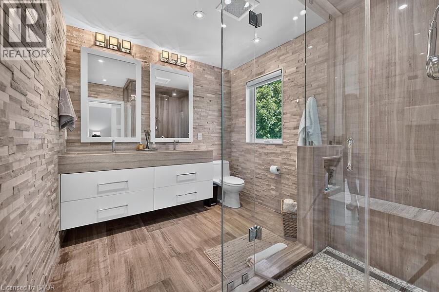 26 Freeland Court, Hamilton, ON - Indoor Photo Showing Bathroom