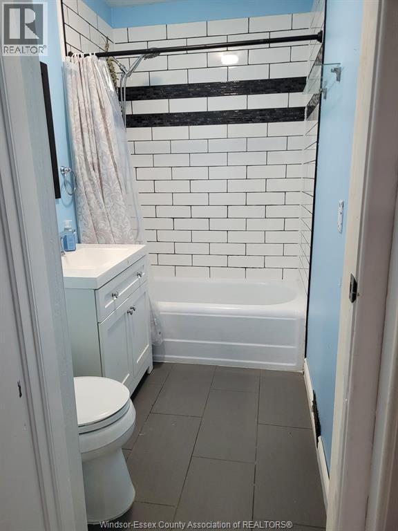 911 Langlois, Windsor, ON - Indoor Photo Showing Bathroom