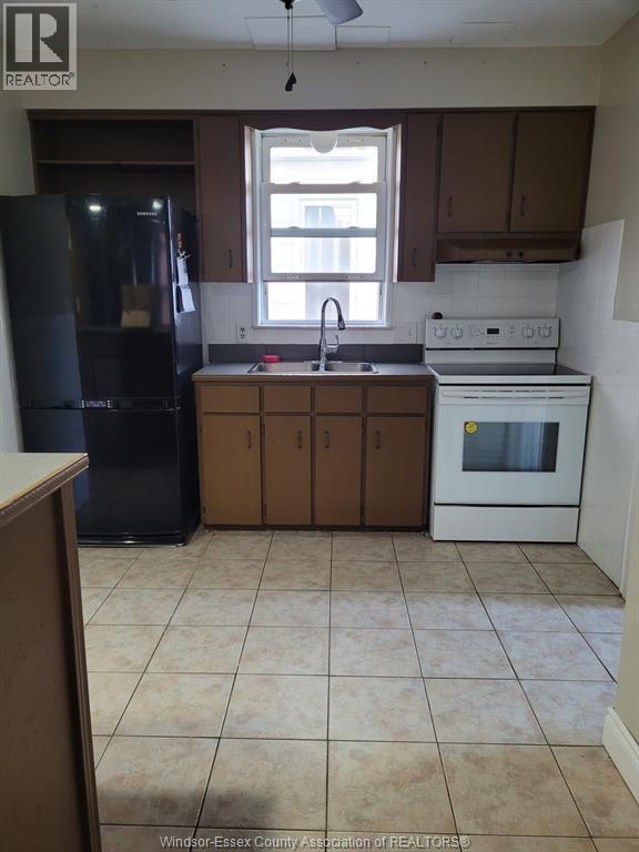911 Langlois, Windsor, ON - Indoor Photo Showing Kitchen With Double Sink